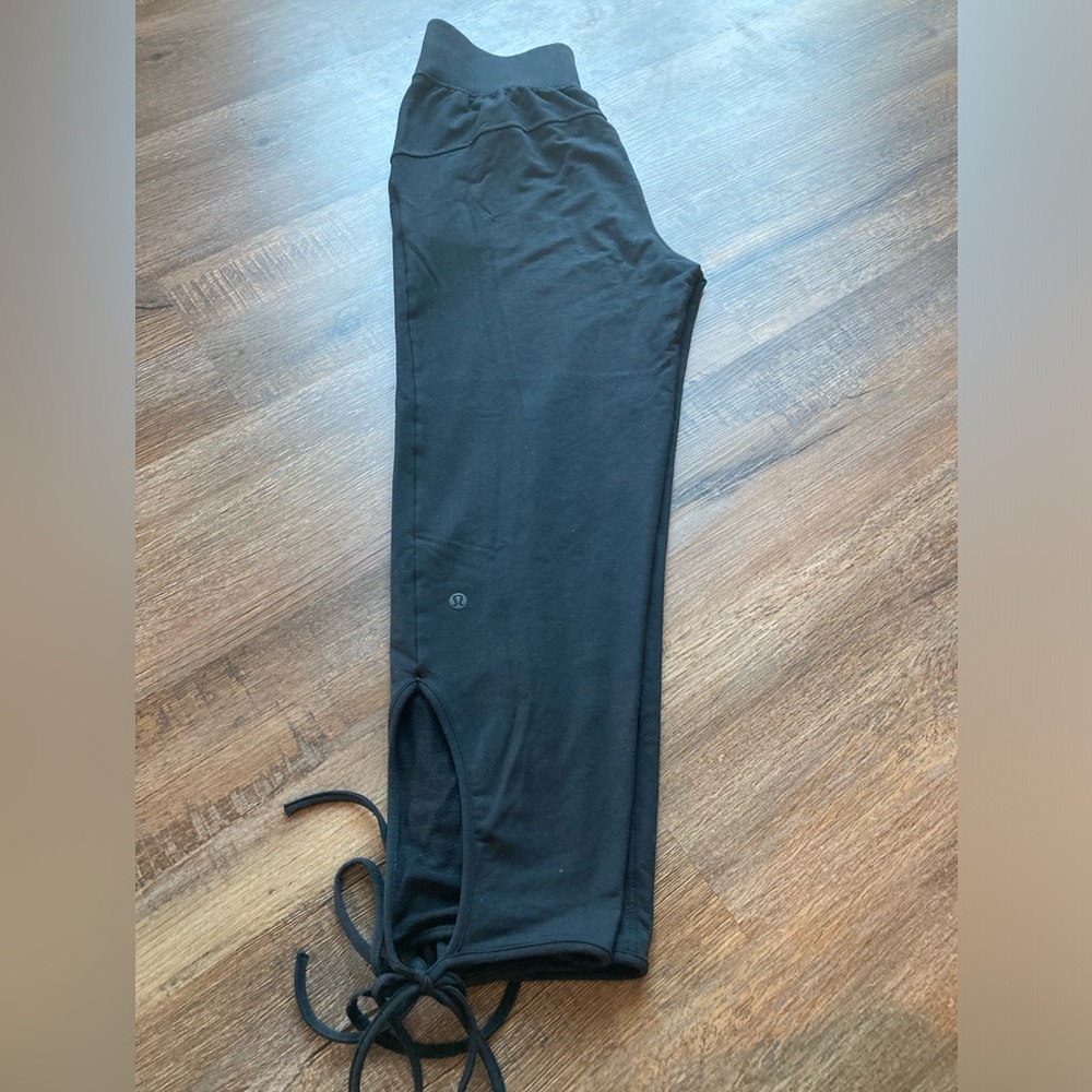 Lululemon black jogger sissone women’s size 4 gently used condition 23” inseam